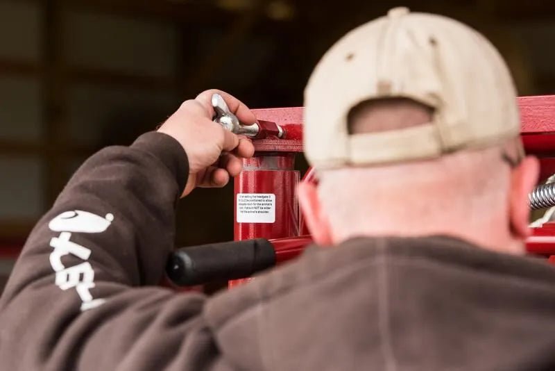 Tarter Cattlemaster Series 3 Squeeze Chute W/ Auto Headgate - Tarter