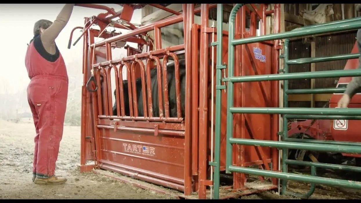 Tarter Cattlemaster Series 6 Squeeze Chute W/ Manual Headgate - Tarter