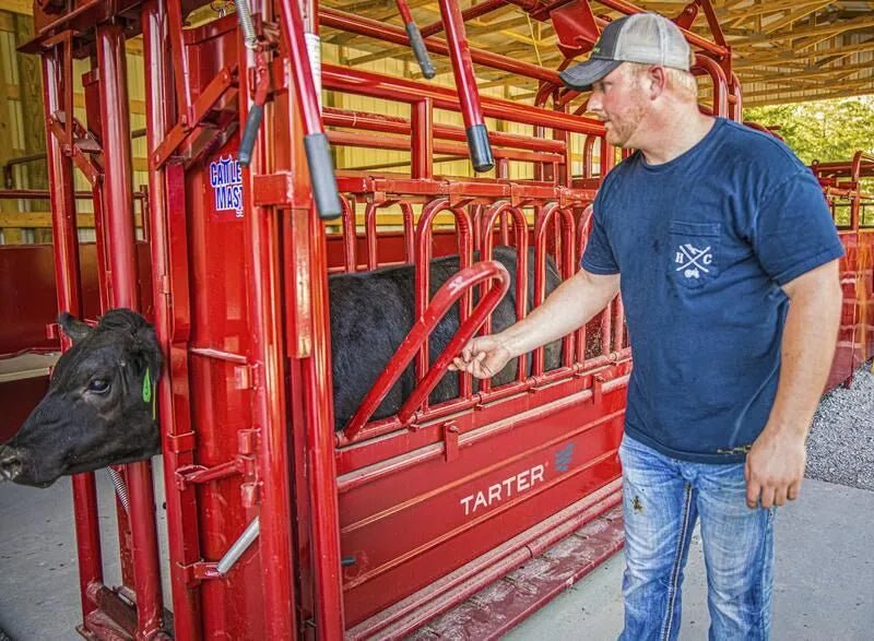 Tarter Cattlemaster Series 6 Squeeze Chute W/ Manual Headgate - Tarter