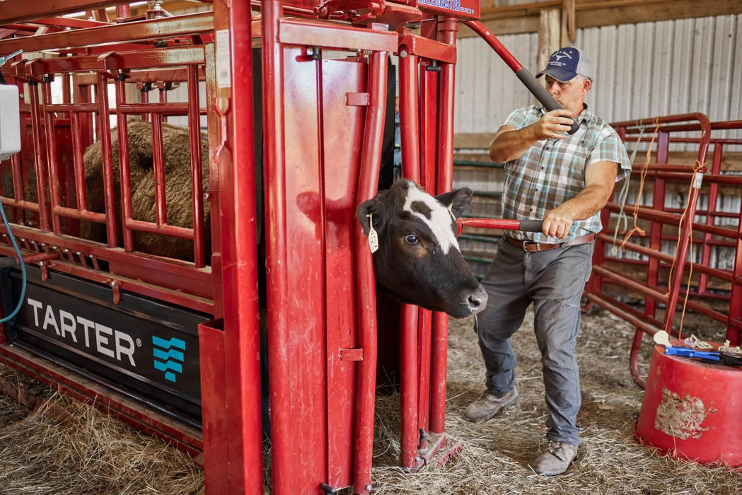 Tarter Cattlemaster Series 9 Squeeze Chute W/ Auto Headgate - Tarter