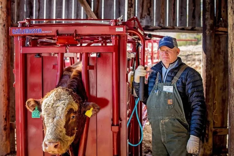 Tarter Cattlemaster Series 9 Squeeze Chute W/ Auto Headgate - Tarter