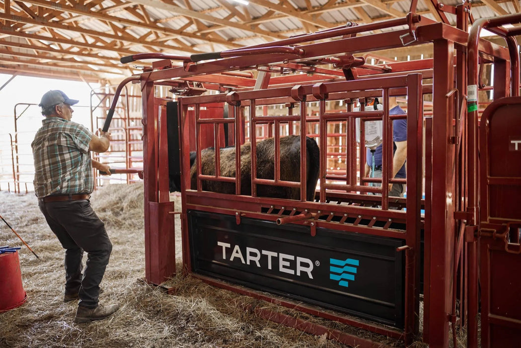 Tarter Cattlemaster Series 9 Squeeze Chute W/ Auto Headgate - Tarter