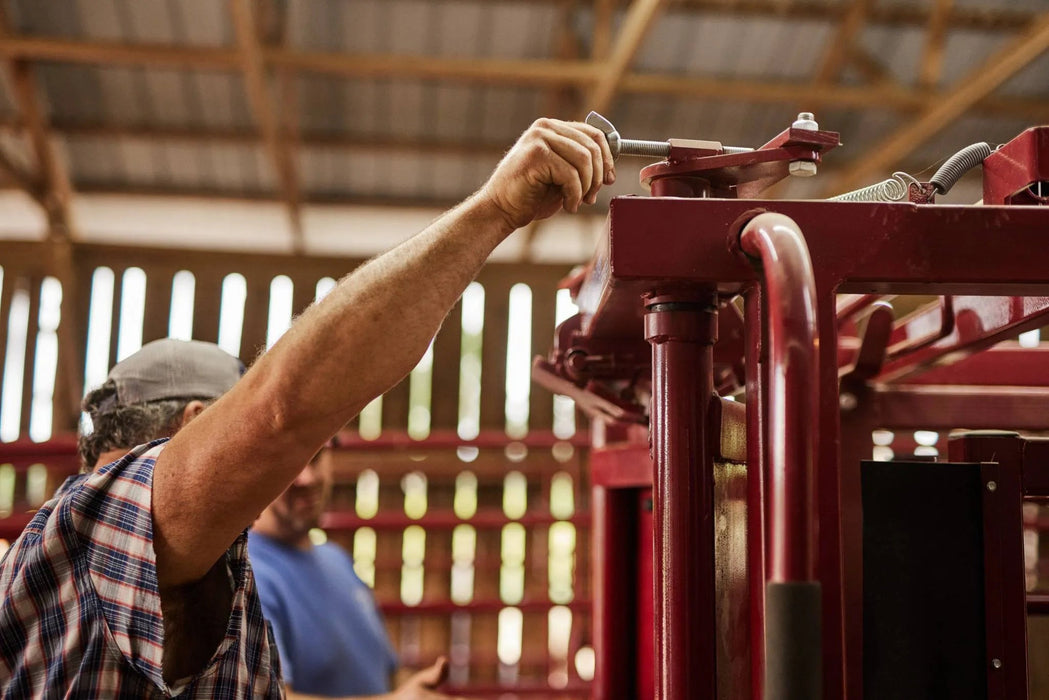 Tarter Cattlemaster Series 9 Squeeze Chute W/ Auto Headgate - Tarter
