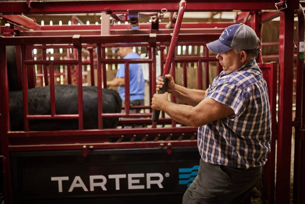Tarter Cattlemaster Series 9 Squeeze Chute W/ Auto Headgate - Tarter