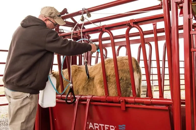 Tarter Cattlemaster Series 3 Squeeze Chute W/ Auto Headgate