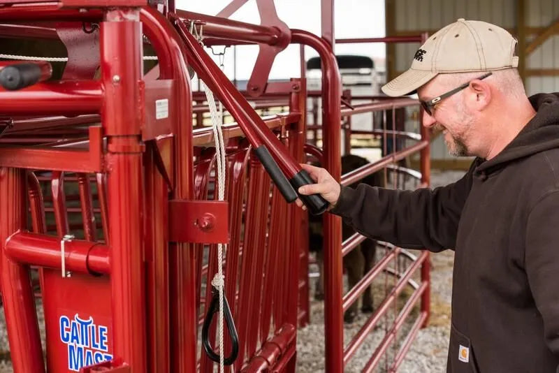 Tarter Cattlemaster Series 3 Squeeze Chute W/ Auto Headgate