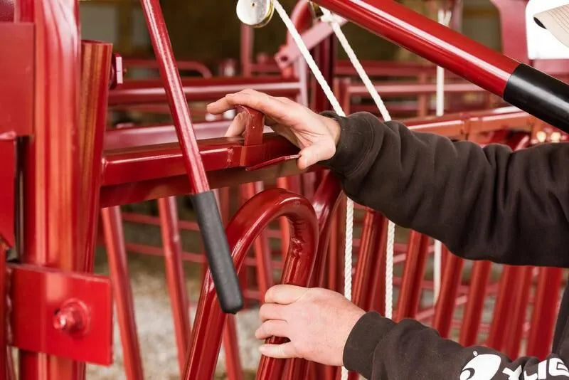 Tarter Cattlemaster Series 3 Squeeze Chute W/ Auto Headgate