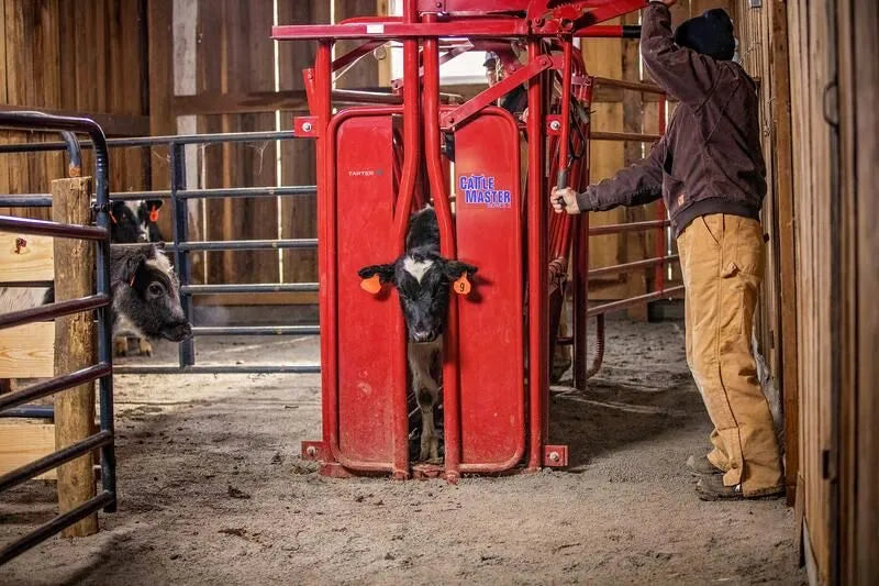 Tarter Cattlemaster Series 3 Squeeze Chute W/ Manual Headgate