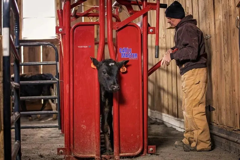 Tarter Cattlemaster Series 3 Squeeze Chute W/ Manual Headgate