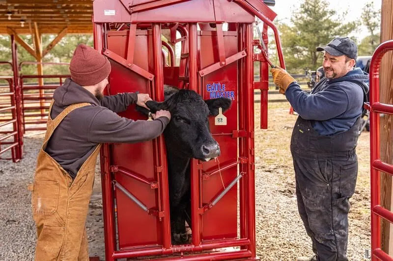 Tarter Cattlemaster Series 6 Squeeze Chute W/ Manual Headgate