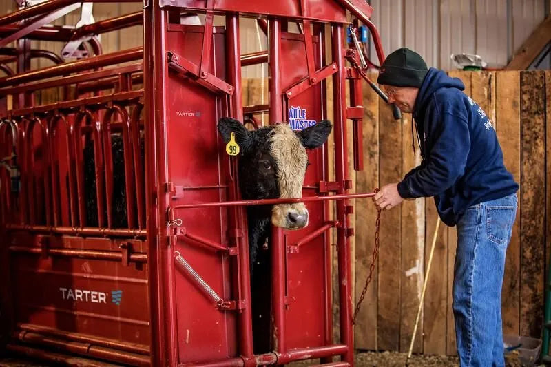 Tarter Cattlemaster Series 6 Squeeze Chute W/ Manual Headgate